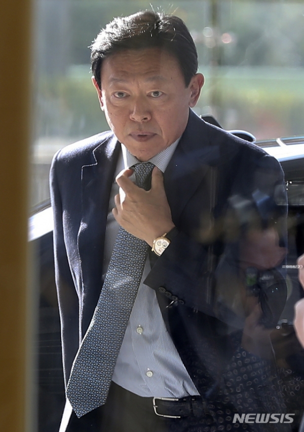 신동빈 롯데그룹 회장이 8일 잠실 롯데월드타워로 항소심 석방 후 첫 출근을 하고 있다. [사진=뉴시스]