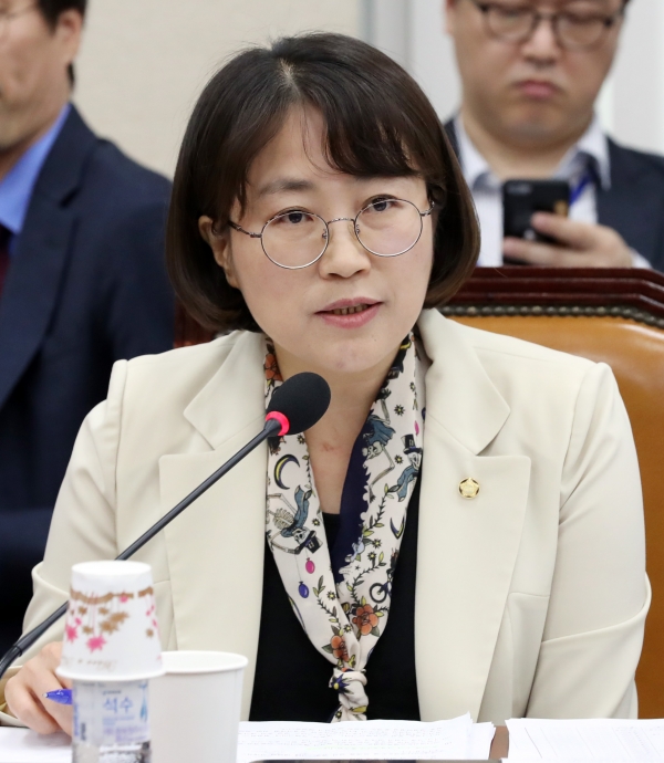 19일 오전 서울 영등포구 여의도 국회에서 진행된 정무위원회 제1차 전체회의에서 추혜선 의원이 발언하고 있다. [사진=뉴시스]