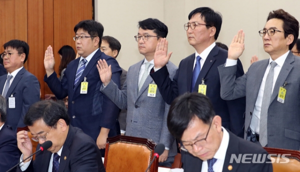 15일 오후 서울 여의도 국회에서 열린 정무위원회의 공정거래위원회, 한국소비자원, 한국공정거래조정원 국정감사에 증인들이 선서를 하고 있다. (사진 오른쪽부터) 강환구 현대중공업 대표이사, 김근식 서연이화 대표이사, 김태준 르노삼성 영업본부장, 박상신 대림산업건설 대표, 박현종 BHC 회장. [사진=뉴시스]