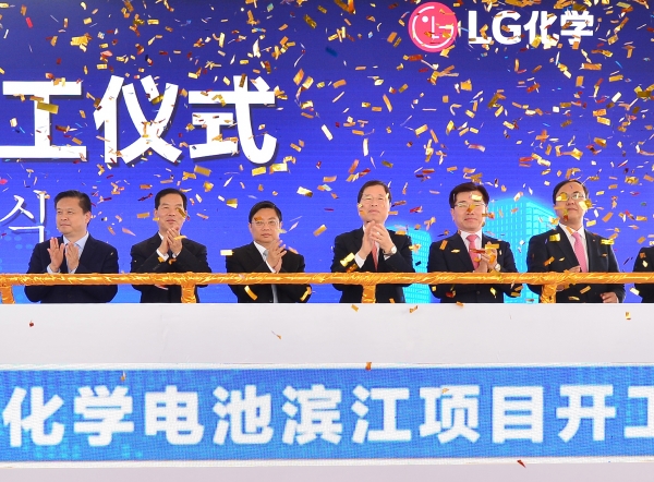 23일 장징화 (张敬华) 남경시 당서기(왼쪽 세번째), 리슬구이 (李世贵) 강녕구 당서기(왼쪽 두번째), LG화학 박진수 부회장(오른쪽 세번째)과김종현 전지사업본부장(오른쪽 두번째) 등 주요 참석 인원들이 기공식 시삽 행사를 진행하고 있다. [사진=LG화학]
