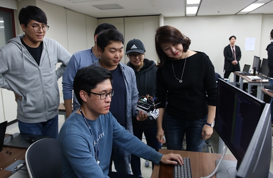 포스코 AI 교육생들이 지난 19일 포항 포스텍 정보통신연구소에서 음성 인식을 통한 자율주행 무선 자동차를 구현하고자 딥러닝 모델을 학습하고 있다 [사진=포스코]