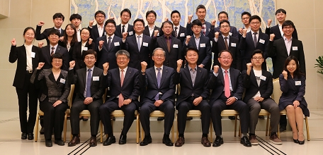 포스코청암재단이 올해 포스코사이언스펠로십(POSCO Science Fellowship) 32명을 선발했다. 포스코사이언스펠로십은 국내에서 기초과학을 연구하는 수학∙물리학∙화학∙생명과학 분야의 신진교수 및 박사 후 연구원(Post-doctor), 박사과정생을 매년 30여명 선발하여 2~3년간 총 7천여만원의 연구비를 지원하는 국내 최초의 민간기업 기초과학자 육성프로그램이다. 사진은 2018년 10월 25일 포스코 청송대(포항)에서 포스코사이언스펠로십 증서 수여식후 기념촬영을 하고 있는 장면 [사진=포스코]