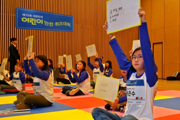 제10회 대한민국 어린이 안전 퀴즈대회’에 참가한 어린이들이 문제를 풀고 있는 모습 [사진=현대자동차]