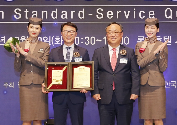 아시아나항공 이용욱 법무실장(왼쪽 두번째)이 30일 서울 소공동 롯데호텔에서 열린 2018년 한국서비스품질지수(KS-SQI) 1위 기업 인증 수여식」에 참석해, 한국표준협회 이상진 회장(왼쪽 세번째)과 인증패를 들고 기념촬영을 하고 있다 [사진=아시아나항공]