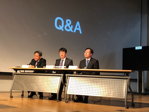 왼쪽부터 이필재 부사장, 박현진 본부장, 김현표 상무가 기자들의 질문에 답변하고 있다.