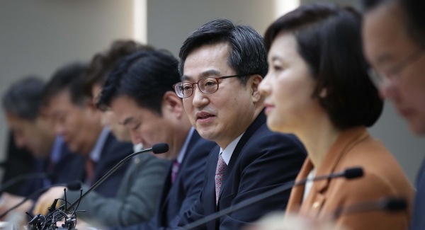 김동연 경제부총리 겸 기획재정부 장관이 1일 오전 서울 영등포구 수출입은행 대회의실에서 열린 혁신성장 관계장관회의에서 모두발언을 하고 있다. [사진=뉴시스]