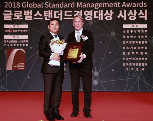 현대글로비스가 한국경영인증원(KMR)으로부터 ‘2018 글로벌스탠더드경영대상’ 그린경영대상을 수상했다. 조삼현 현대글로비스 총무지원실장(왼쪽)이 지난달 31일 서울 그랜드 힐튼 호텔에서 그린경영대상 수상 기념촬영을 하고 있다 [사진=현대글로비스]