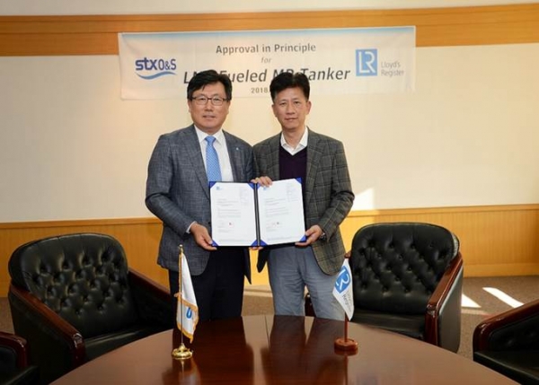 김영두 로이드선급 아시아기술총괄 본부장 (왼쪽)과 최의걸 STX조선해양 기술부문장(오른쪽)가 인증 획득후 기념촬영을 하고 있다 [사진=STX 조선해양]