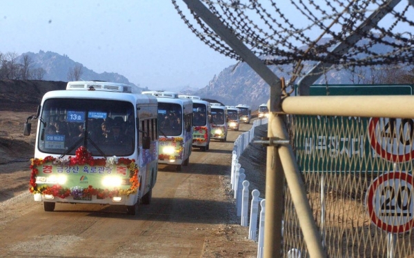 2003년 6월 금강산 육로관광길이 열려 버스가 관광객들을 태우고 금강산으로 향하고 있다. [사진=현대그룹]