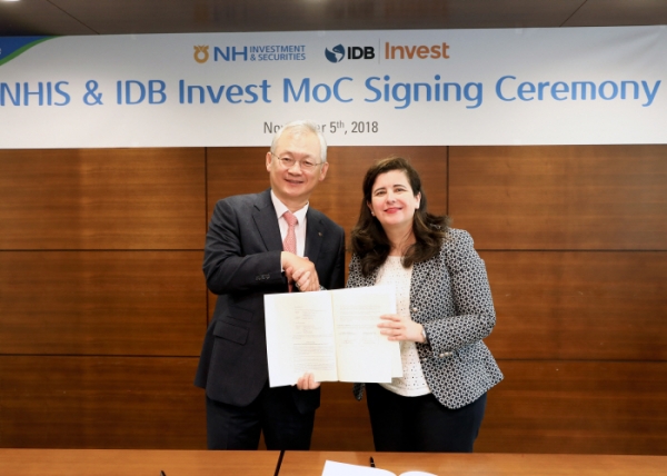 NH투자증권 정영채 사장(왼쪽)이 5일 여의도 본사에서 IDB Invest의 헤마 사크리스탄(Gema Sacristan) 최고운용책임자(CIO)와 양자협력서를 체결하고 있다. [사진=NH투자증권]