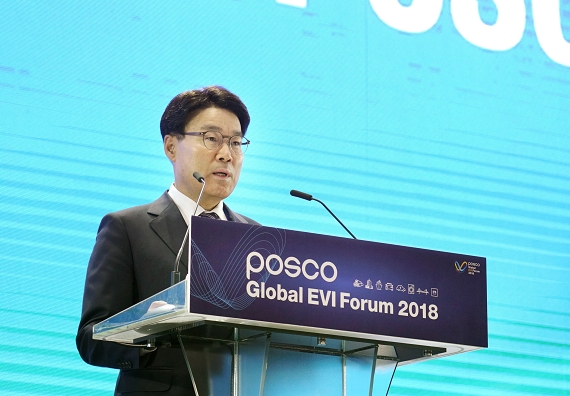 6일, 송도 컨벤시아에서 열린 ‘2018 글로벌EVI포럼’ 에서 최정우 회장이 ‘Next 50 years with POSCO’ 주제로 기조연설을 하고 있다 [사진=포스코]