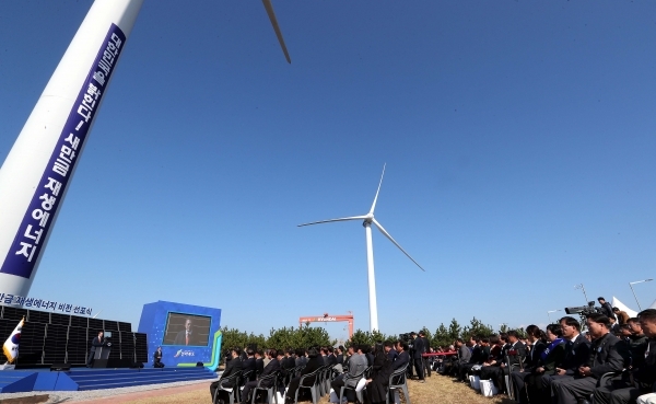 지난달 30일 전북 군산시 유수지 수상태양광부지에서 열린 '새만금 재생에너지 비전 선포식' 현장 [사진=뉴시스]