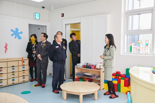 쌍용자동차는 지난 9일 임직원 및 지역 중소기업 근로자들의 자녀 양육 부담을 덜고 일과 가정의 양립 실현을 위해 공동 직장어린이집 ‘자람어린이집’을 개원했다. 쌍용자동차 최종식 대표이사가 자람어린이집 내부를 둘러보고 있다 [사진=쌍용자동차]