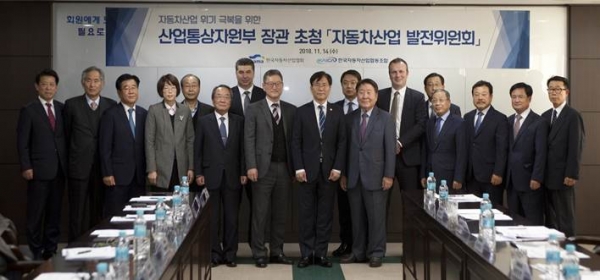 서울 서초구 한국자동차산업협동조합에서 열린 자동차산업발전위원회 참석자 기념촬영 [사진=한국자동차산업협회]