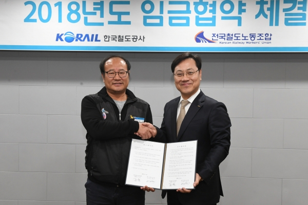 임금협약 체결식에서 기념촬영하는 오영식 코레일 사장(사진 오른쪽)과 강철 전국철도노동조합 위원장 [사진=코레일]
