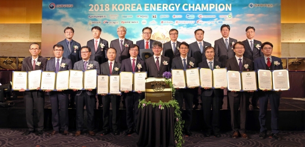 15일(목) 쉐라톤 서울 팔래스 강남 호텔에서 개최된 「2018년 우수사업장 인증서 수여식」에서 한국에너지공단 김창섭 이사장(가운데)과 우수사업장 인증기업 대표들이 기념촬영을 하고 있다. [사진=한국에너지공단]
