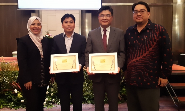 (왼쪽부터) 시티 자하라(Siti Zaharah) MIROS(Malaysian Institute of Road Safety Research) 원장, 권영길 현대차 책임연구원, 이시훈 현대차 고객안전전략실장, 카이릴 앤워(Khairil Anwar) 아세안 NCAP 사무총장이 기념사진을 촬영하고 있는 모습 [사진=현대자동차]