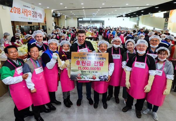 한국지엠이 17일, 한국지엠한마음재단과 함께 인천 부평 본사에서 ‘따뜻한 겨울나기 김장나눔’ 행사를 개최, 김장 12 톤을 수도권 지역에 위치한 71개 사회복지시설에 전달했다. 사진은 한국지엠 카허카젬 사장과 한국지엠 협신회 문승 회장이 후원금을 전달하며 기념촬영을 하고 있는 모습 [사진=한국지엠]