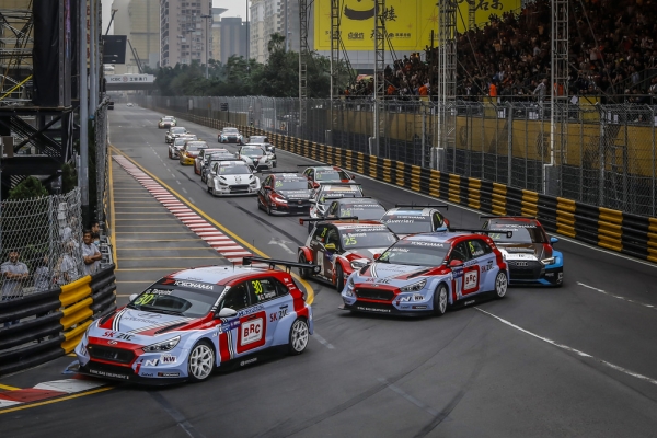현대자동차 첫 판매용 경주용차 ‘i30 N TCR’이 마카오 기아서킷(Circuito da Guia)에서 이달 15~18일까지 개최된 2018 WTCR 시즌 마지막 대회(10차전)에서 경주하고 있는 모습 [사진=현대자동차]