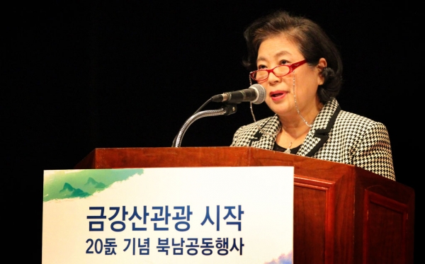 지난 18일 금강산 온정각 문화회관에서 '금강산관광 20주년 남북공동행사'가 열린 가운데 현정은 현대그룹 회장이 기념사를 하고 있다. [사진=현대그룹]