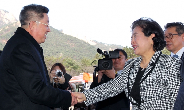 지난 18일 금강산 온정각 문화회관에서 '금강산관광 20주년 남북공동행사'가 열린 가운데 현정은 현대그룹 회장이 리택건 조선아시아태평양평화위원회 부위원장과 악수를 나누고 있다. [사진=현대그룹]
