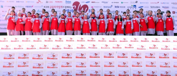 정재숙(첫줄 왼쪽에서 일곱번째) 문화재청장과 권용원(첫줄 왼쪽에서 여덟번째) 한국금융투자협회장, 이제훈(첫줄 왼쪽에서 아홉번째) 초록우산어린이재단 회장을 비롯해 금융투자업계 대표들이 20일 서울 여의도공원에서 열린 ‘제8회 사랑의 김치 페어’ 행사에 참석해 기념촬영하고 있다. [사진=금융투자협회]