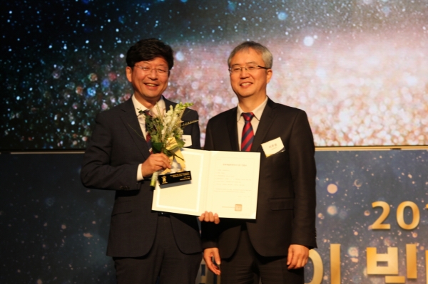 지난 20일 서울 송파구 시그니엘호텔에서 ‘2018 문화예술후원우수기관 인증식’이 열리고 있다. (사진 왼쪽부터) 오재록 (주)파라다이스 전략지원실장, 이우성 문화체육관광부 문화예술정책실장. [사진=파라다이스]