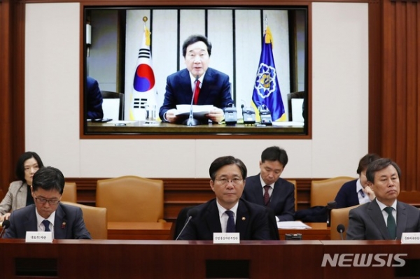 22일 오전 서울 종로구 정부서울청사에서 열린 국정현안점검조정회의에서 이낙연 국무총리의 모두발언을 참석자들이 경청하고 있다. [사진=뉴시스]