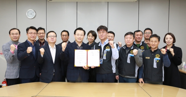 22일(목) 서울 강서구 아시아나타운 본사에서 열린 「2018 임금교섭」 조인식에서 아시아나항공 김이배 경영관리본부장(첫번째 줄 왼쪽 세번째)과 일반노조 심규덕 위원장을 비롯한 참석자들이 기념 촬영을 하고 있다 [사진=아시아나항공]