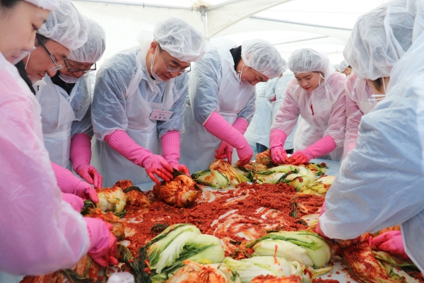 조명우 인하대학교 총장(왼쪽에서 4번째), 김종대 대한항공 인천공항지역본부장(5번째)을 비롯한 봉사활동 참가자들이 김장을 하고 있는 모습 [사진=한진그룹]