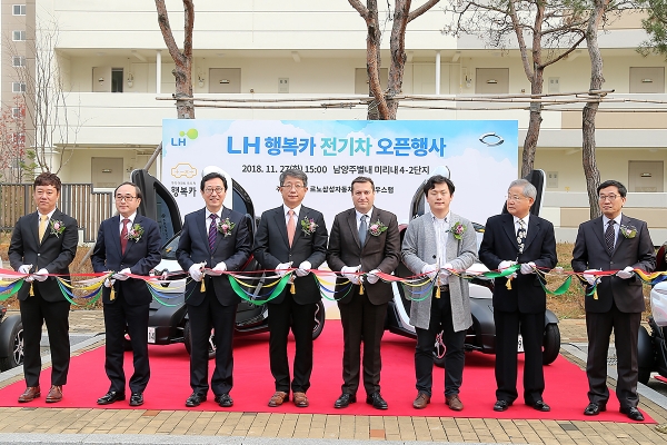 27일 오후 LH행복카 전기차 오픈행사가 진행됐다. (왼쪽부터) 래디우스랩 최석용 대표, 르노삼성자동차 대외협력담당 박정호 이사, 더불어민주당 김한정 국회의원(남양주을), LH 한국토지주택공사 박상우 사장, 르노캐피탈(RCI) 프랑크 말로셰 사장이 참석했다 [사진=르노삼성자동차]