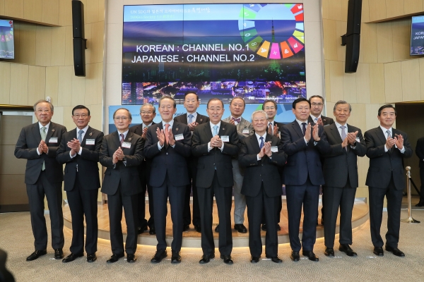 29일 잠실 롯데월드타워 오디토리움에서 허창수 전경련 회장, 반기문 前 UN사무총장, 나카니시 경단련 회장, 나가미네 야스마사 주한 일본대사를 비롯한 전경련 회장단 등 100여명이 참석한 가운데 전국경제인연합회(전경련)와 일본 경단련이 공동으로 마련한 'UN SDG와 일본의 소사이어티 5.0 특별대담'이 열리고 있다. (사진 앞줄 왼쪽부터)류진 풍산 회장, 박삼구 금호아시아나 회장, 나가미네 야스마사 주한 일본대사, 허창수 전경련 회장, 반기문 前 UN사무총장, 나카니시 경단련 회장, 신동빈 롯데 회장, 박영주 이건산업 회장, 김윤 삼양홀딩스 회장. [사진=전경련]