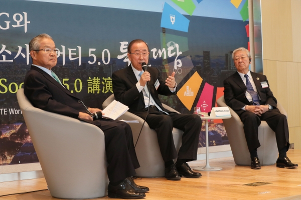 29일 잠실 롯데월드타워 오디토리움에서 허창수 전경련 회장, 반기문 前 UN사무총장, 나카니시 경단련 회장, 나가미네 야스마사 주한 일본대사를 비롯한 전경련 회장단 등 100여명이 참석한 가운데 전국경제인연합회(전경련)과 일본 경단련이 공동으로 마련한 'UN SDG와 일본의 소사이어티 5.0 특별대담'이 열리고 있다. (사진 왼쪽부터) 권태신 전경련 부회장, 반기문 前 UN사무총장, 나카니시 경단련 회장. [사진=전경련]
