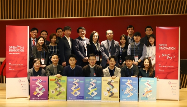 지난 29일, 개최된 ‘AIA 오픈 이노베이션 데모 데이’에 참가한 7개의 스타트업 대표와 관계자들이 기념촬영을 하고 있다 [사진=AIA생명]