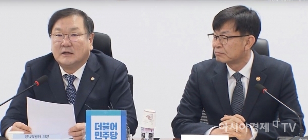 3일 서울 여의도 국회의원회관에서 더불어민주당과 정부가 '편의점 자율규약 제정 및 시행을 위한 당정협의'를 열고 있다.