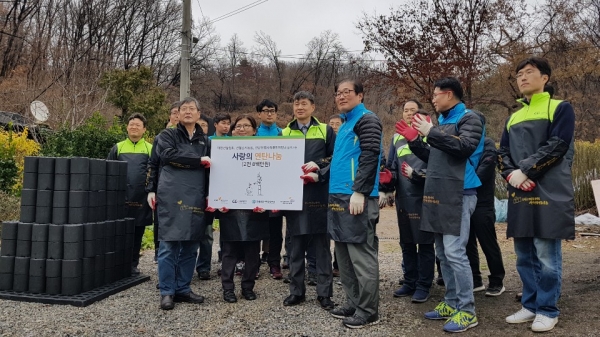 대한건설협회·건설공제조합·건설산업사회공헌재단 임직원들이 지난 4일 사랑의 연탄 나눔 봉사활동을 펼쳤다. (사진제공-대한건설협회)