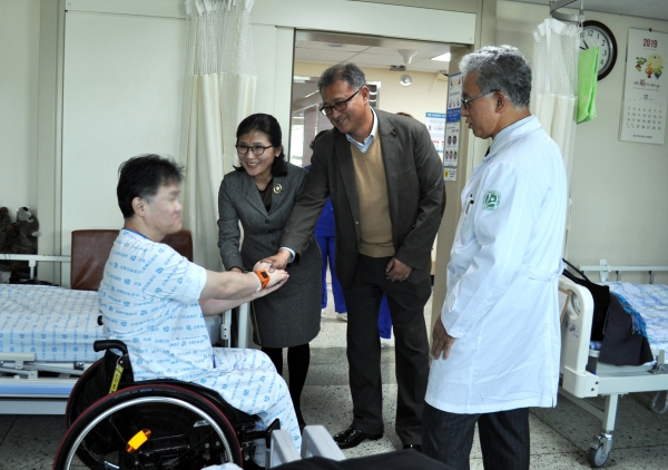 반도건설 박현일 사장(사진 가운데)이 6일 근로복지공단 인천병원을 방문해 김우경 병원장(사진 오른쪽), 건설산업사회공헌재단 김옥희 사무처장(사진 왼쪽)과 함께 건설재해근로자의 빠른 쾌유를 바라며 위로하는 모습. (사진=반도건설)