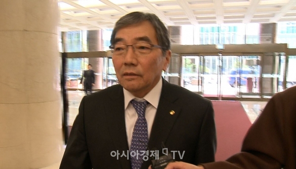 윤석헌 금융감독원장이 6일 오후 12시 8개 대형·중견·중소 회계법인 CEO들과 간담회를 갖기 위해 은행회관에 입장하고 있다. [사진=팍스경제TV]