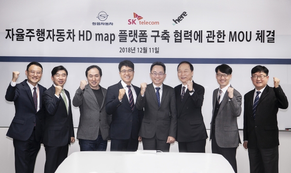 쌍용자동차가 자율주행차의 핵심 기술인 고정밀지도(HD Map) 개발을 위해 SK텔레콤 및 글로벌 지도 서비스 회사인 Here(히어)사와 MOU 체결 후 기념 촬영을 하고 있다. (사진 왼쪽 네번째부터 SKT ICT 기술원장 박진효 CTO, 쌍용자동차 이태원 기술연구소장, Here 이문철 APAC 부사장) [사진=쌍용자동차]