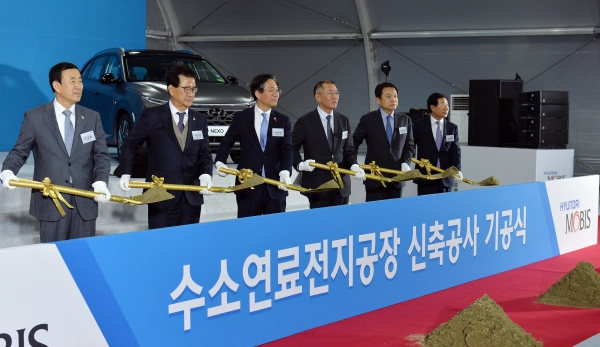 지난 11일 현대모비스 충주 수소 연료전지시스템 제2공장 신축 기공식에서 주요 참석자들이 시삽 행사를 진행하고 있다. (사진 왼쪽부터) 조길형 충주시장, 이시종 충청북도지사, 성윤모 산업통상자원부 장관, 정의선 현대자동차그룹 수석부회장, 정진행 현대자동차 사장, 임영득 현대모비스 사장 [사진=현대자동차그룹]