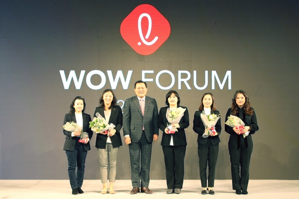 14일 서울 잠실 롯데호텔에서 여성인재 500여명이 참석한 가운데 ‘제7회 롯데 와우(WOW; Way Of Women) 포럼’이 열리고 있다.(사진 왼쪽부터)진달래 롯데칠성음료 상무, 심미향 롯데베르살리스 팀장, 유혜종 롯데월드 팀장, 최은영 롯데하이마트 지점장, 김은혜 롯데제과 셰프. [사진=롯데지주]