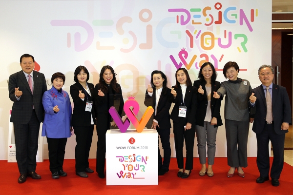 14일 서울 잠실 롯데호텔에서 여성인재 500여명이 참석한 가운데 ‘제7회 롯데 와우(WOW; Way Of Women) 포럼’이 열리고 있다.(사진 왼쪽부터) 황각규 롯데지주 부회장, 전혜숙 국회 여성가족위원장, 유혜종 롯데월드 팀장, 김은혜 롯데제과 셰프, 진달래 롯데칠성음료 상무, 최은영 롯데하이마트 지점장, 심미향 롯데베르살리스 팀장, 진선미 여성가족부 장관, 윤종민 롯데지주 HR혁신실장. [사진=롯데지주]