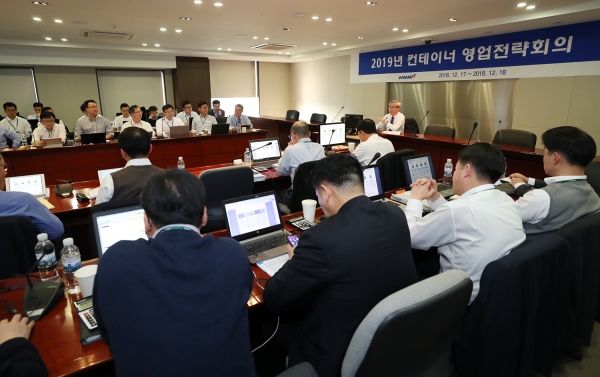 유창근 현대상선 사장이 17일 연지동 사옥 대강당에서 열린 ‘2019년 영업전략회의’에서 임직원들에게 인사말을 하고 있다 [사진=현대상선]