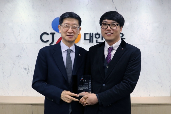 CJ대한통운은 지난 19일 서울 중구 서소문동 CJ대한통운 본사 6층 대회의실에서 배송 업무 중 기지를 발휘해 인명을 구조하여 시민안전 및 사회안전에 기여한 택배기사 유동운씨에게 감사패와 상금을 전달했다. 박근태 CJ대한통운 사장(왼쪽)이 택배기사 유동운씨에게 감사패를 전달하고 기념사진을 촬영하고 있다 [사진=CJ대한통운]
