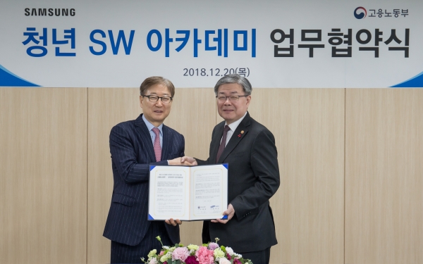 삼성전자와 고용노동부가 SW아카데미 운영과 관련한 업무협약을 맺었다. (사진제공-삼성전자)