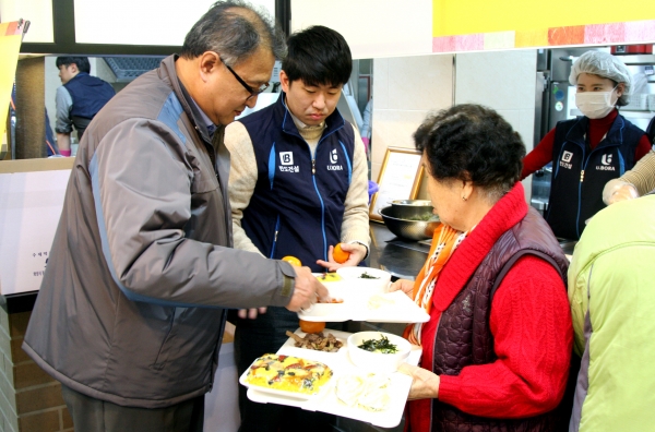 배식봉사를 진행하고 있는 모습. (사진=반도건설)