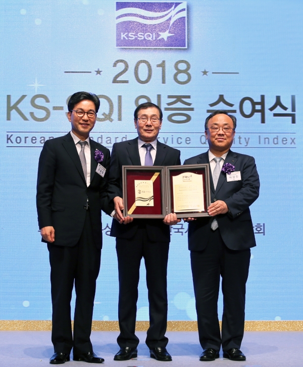 김명기 GS25 수도권 경영주 협의회 회장(수상 당시 회장, 가운데)과 조윤성 GS25 대표이사(사진 왼쪽)가 2018년 한국서비스품질지수(KS-SQI) 편의점 부문 1위 수상 후 기념촬영을 하고 있다. [사진=GS리테일]