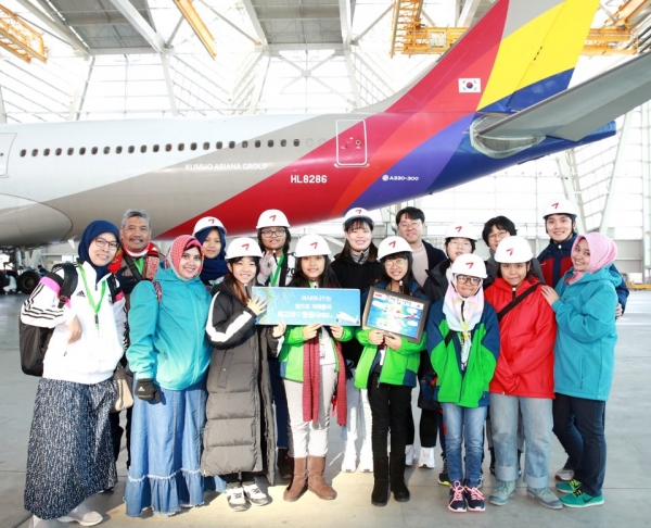 26일(수) 아시아나항공 제2격납고에서 대소초, 인도네시아 학생들이 아시아나항공 정비사의 설명을 들으며 항공기 정비 현장을 견학하고 있다 [사진=아시아나항공]