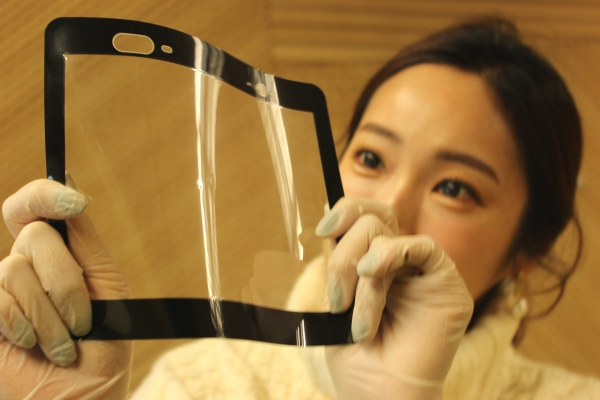 SK이노베이션이 개발한 FCW 제품. 높은 수준의 접힘성(Bending)과 강도, 내스크래치(Anti-scratch) 특성을 보유하고 있다. [사진=SK이노베이션]