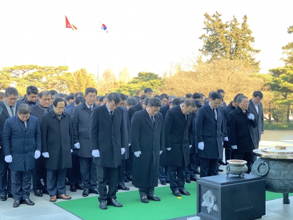 (앞줄 왼쪽 두번째부터) 한화디펜스 이성수 대표이사, ㈜한화 옥경석 대표이사, 한화시스템 장시권 대표이사 [사진=한화]
